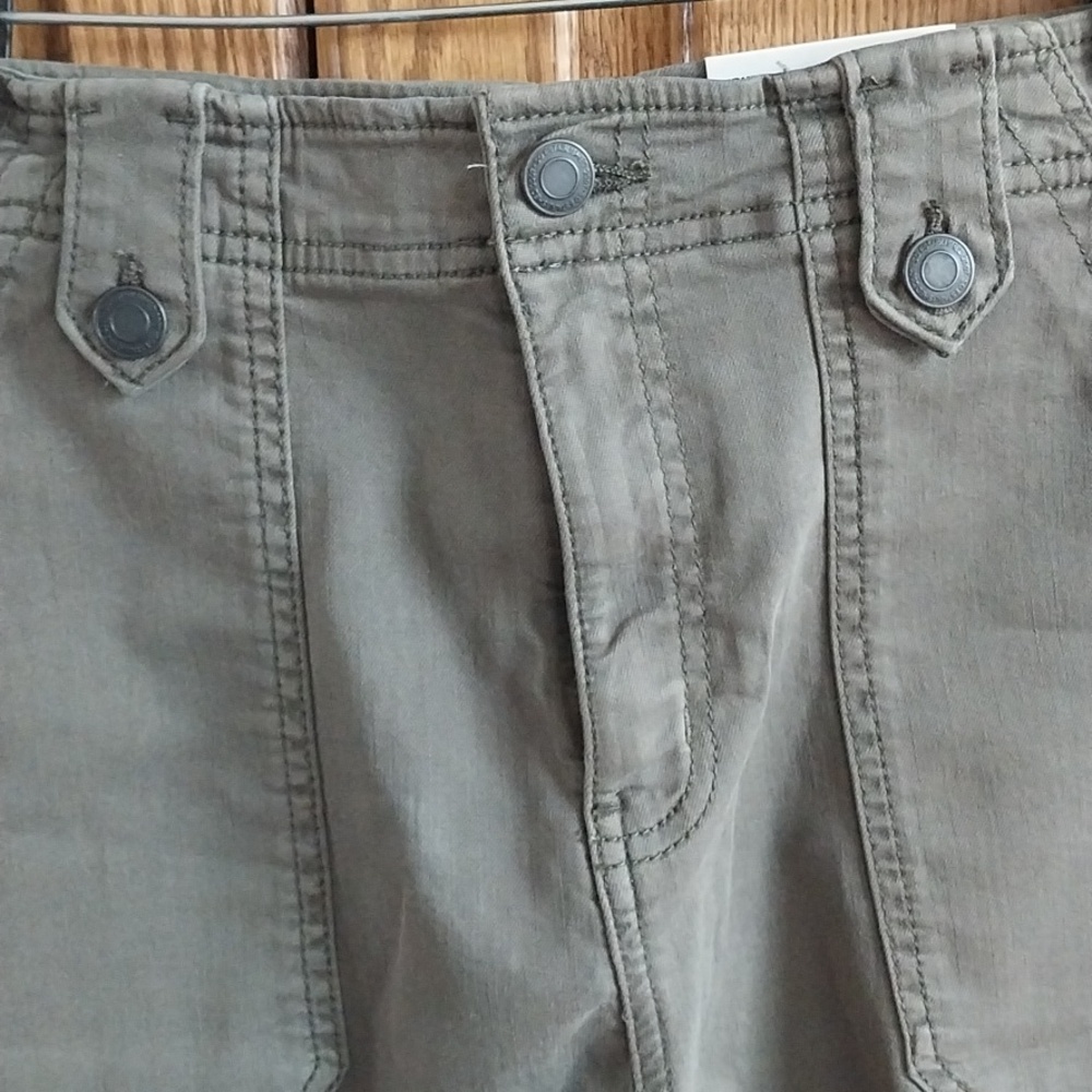 SO NWT High-Rise Utility Shorts Frayed Hem Size 13 Olive Green 2.5" Inseam - Picture 3 of 13